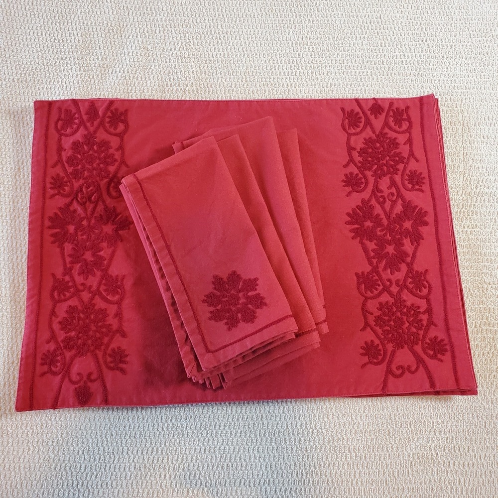 williams sonoma Set Of 4 placemats & Matching 4 napkins Christmas Red RN71395